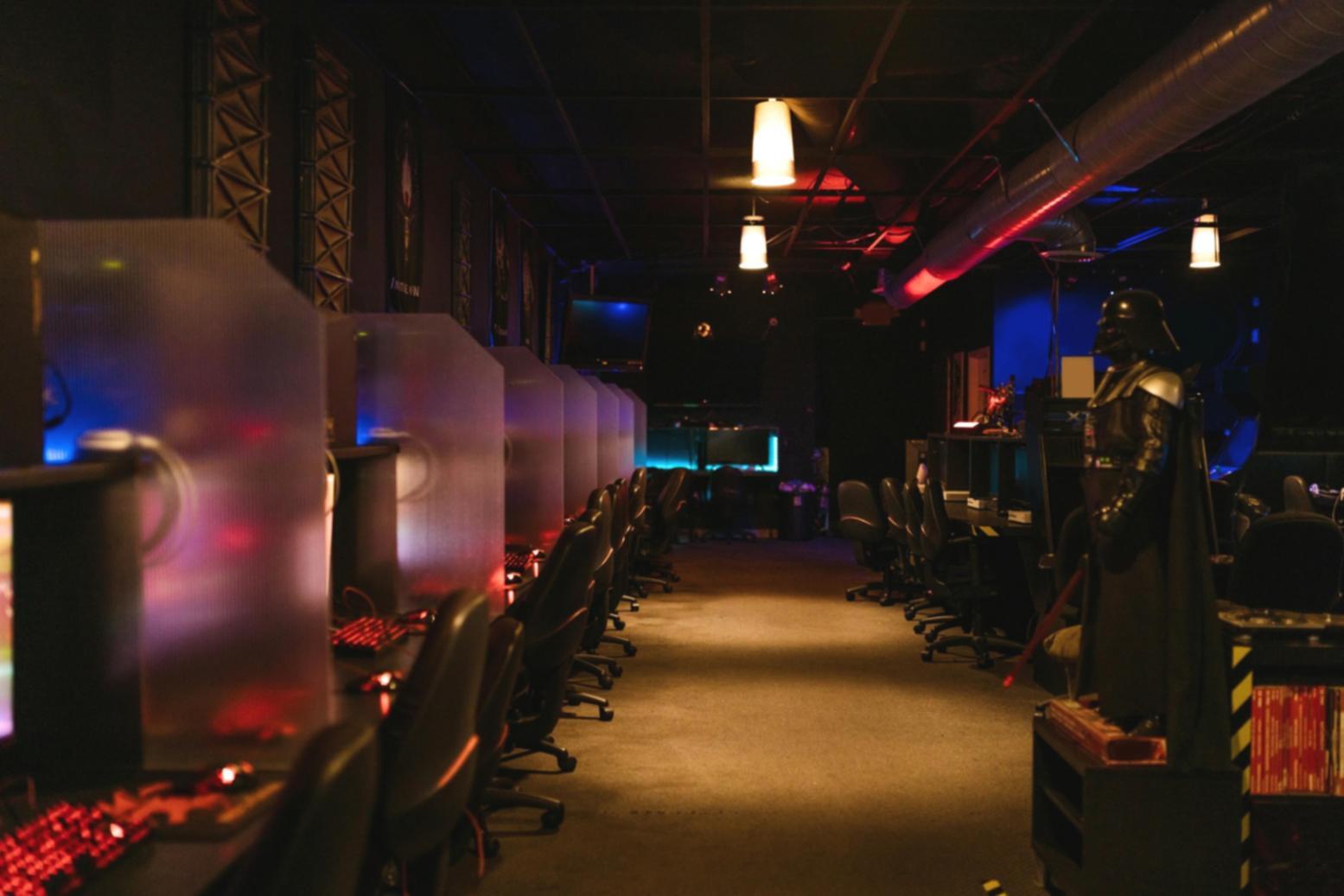 Gaming students collaborating during team practice session